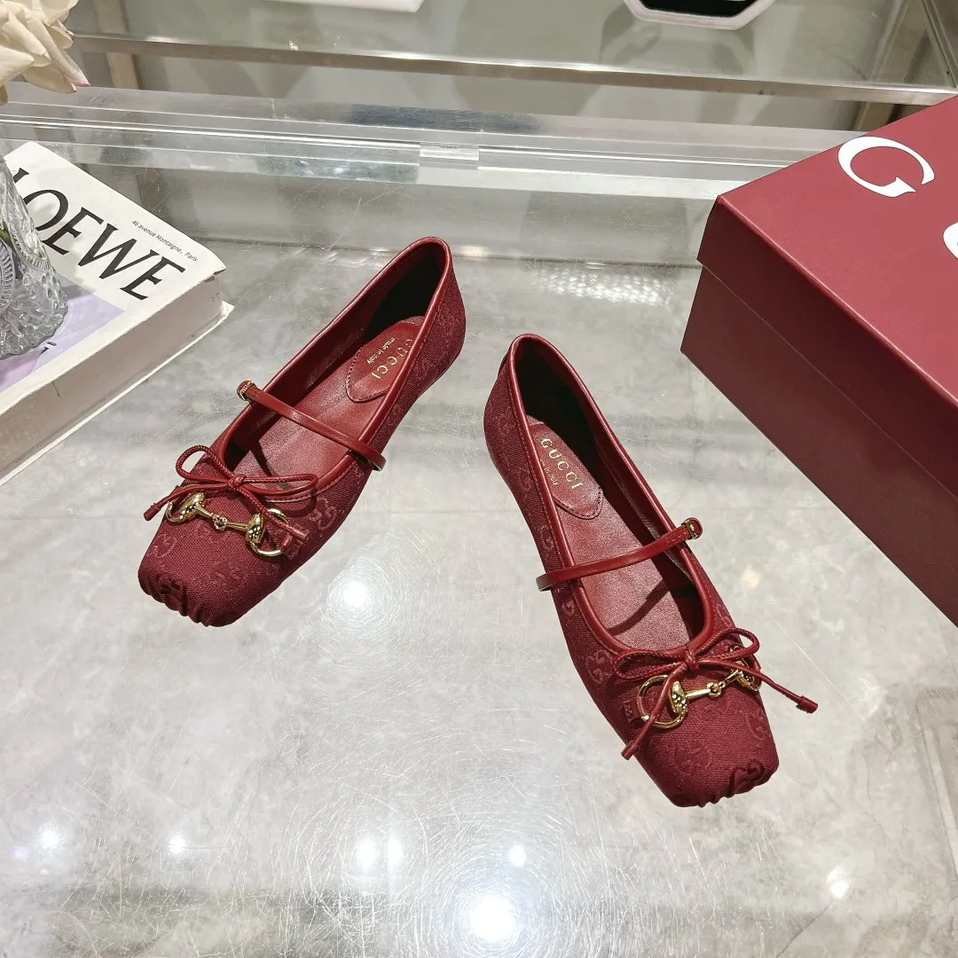 👟👟Ex-factory price 560👟👟 Gucci Horsebit series women's ballet flats. This iconic horsebit ballet flats features a square toe design and elegant bow details, paying tribute to the traditional ballet shoe style. This piece is crafted from Gucci ankh leather and embellished with a light gold-tone horsebit buckle. A 'sacchetto' construction with a soft, padded insole provides a great fit. ✅Size: 35-42 (customized for 40-42) ✅Sole material: Imported Italian genuine leather sole ✅Packaging: Brand new red box packaging